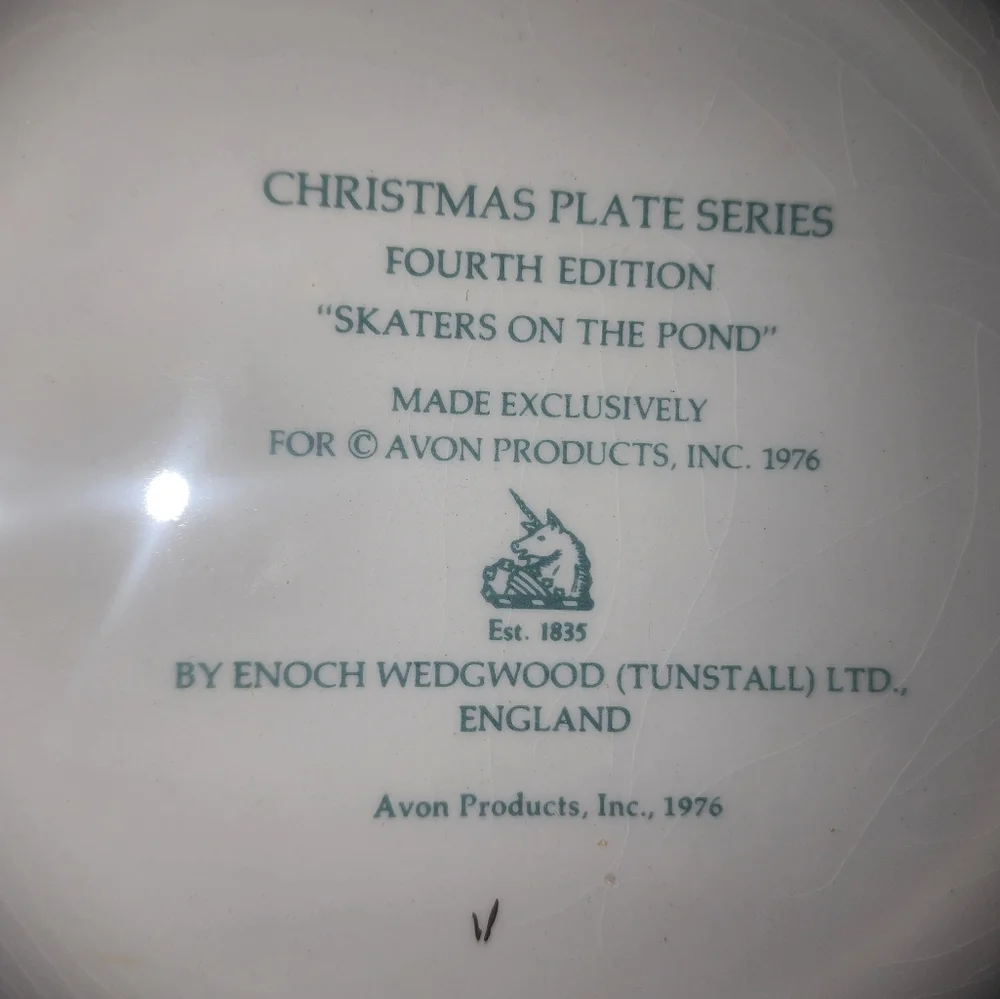 VINTAGE AVON EUC 1975 SKATERS ON THE POND CHRISTMAS PLATE COLLECTORS EDITION